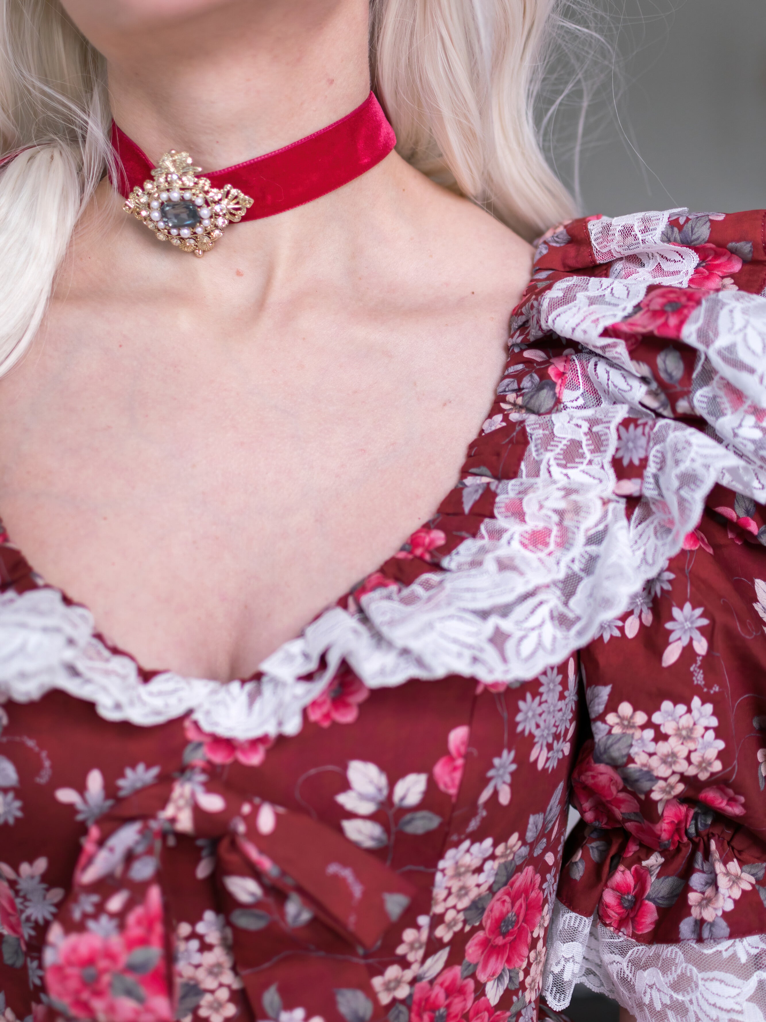 Banquet Hall Velveteen Choker
